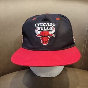 VINTAGE Chicago Bulls Hat Cap Snap Back Black Red NBA Basketball Logo Mens